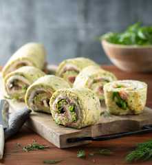 Rolos de curgete com salmão