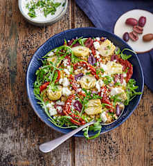Salade de blé aux tomates, artichauts et olives