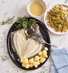 Pregado com batatinha nova, ervilhas de quebrar e espargos a vapor