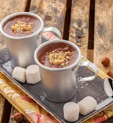 Cioccolata calda fondente con nocciole