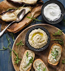 Pomazánka z pečeného lilku s jogurtem a rukolou