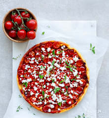 Tart tatin con pomodori e formaggio fresco