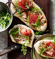 Fladen mit Champignons und Serrano-Schinken