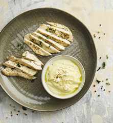 Pollo speziato e purè di cavolfiore