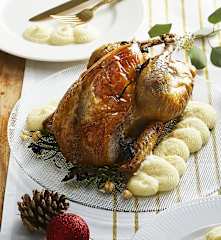 Faraona ripiena di salsiccia e nocciole con purè di patate