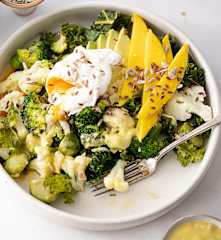 Ensalada tibia de coles de Bruselas con mango, aguacate y huevos