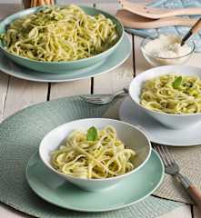 Tallarines con calabacín, menta y limón