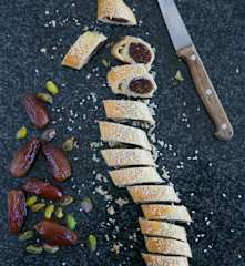 Biscuits with date, pistachio and cardamom filling