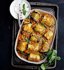 Rouleaux de paneer aux aubergines avec lentilles rouges et yaourt à la menthe