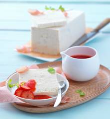 Parfait glacé rhubarbe et coulis de fraises