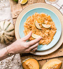 Carpaccio de melon, sauce agrumes-cacahuète