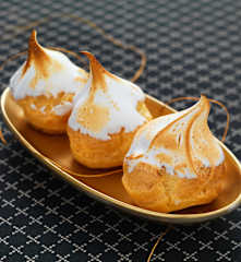 Choux meringués aux fruits de la Passion