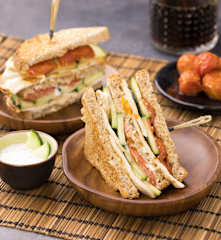 Club Sandwich pollo, cetrioli con pomodorini confit e salsa Tzatziki