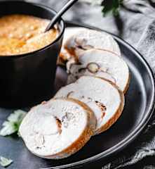 Ballotine de poulet, farce à la langoustine et sauce chorizo