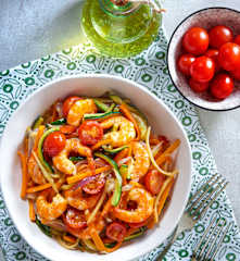Insalata di gamberi con verdure croccanti