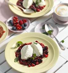 Kalte Topfennockerl auf Beerenröster