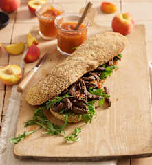 Chiabata de carne salteada com chutney de pêssego