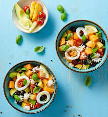 Insalata di riso frutta, verdure e pesce
