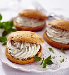 Italienische Windbeutel mit Kräuter-Frischkäse-Füllung