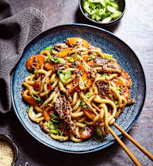 Würzig gebratene Udon-Nudeln mit Ente und Sesam