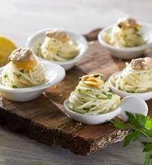 Rollitos de espagueti con almejas y salsa de mantequilla al limón