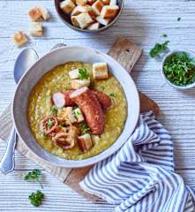 Erbsensuppe mit Würstchen