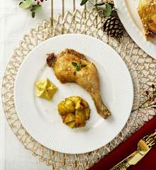 Cosce di pollo al sale, patate sabbiate e salsa alla senape