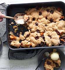 Cobbler de caqui, pera y chocolate