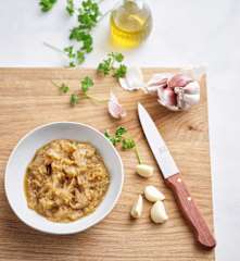 Refogar 200 g de cebola e alho