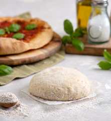 Ciasto na pizzę na zakwasie