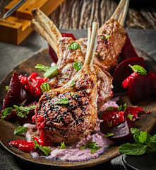 Costillas de cordero con aderezo de yogurt, menta y frambuesa