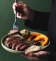 Σέλα ελαφιού με compote από κρανμπερι, νταμπλινγκ ψωμιού με μανιτάρια, και κόκκινη κολοκύθα