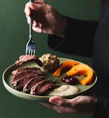 Hertenzadel met Veenbessencompote, Champignonknoedels en rode Kuri-pompoen