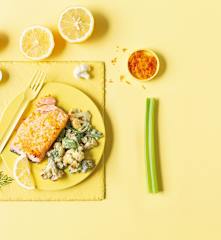 Salmón glaseado con cítricos y ensalada de coliflor asada