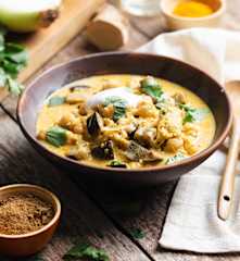 Curry picante de berenjenas, garbanzos y pollo