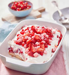 Tiramisu s rybízem, jahodami a marshmallow