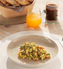 Uova strapazzate con asparagi e bacon