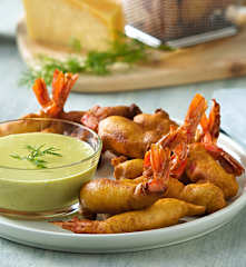 Gambones con gabardina y salsa cesar de eneldo