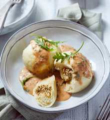 Hefeknödel mit Olivencreme und Rucolasauce