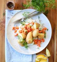 Frühkartoffeln mit Flusskrebsen und Dill-Gurken-Creme
