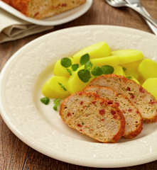 Krůtí sekaná s chorizem a bramborami