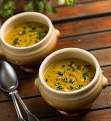 Sopa de feijão frade com coentros