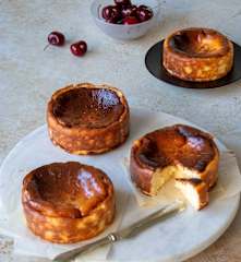 Mini Basque cheesecakes (Dani Valent)