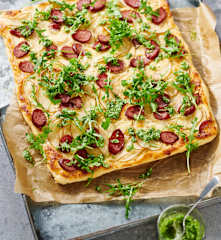 Kabanossi-Birnen-Fladen mit Rucolapesto