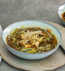 Bol vegetariano de tofu, verduras y soja