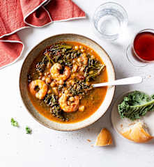 Potaje de garbanzos con kale y gambones