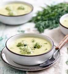 Zupa krem z młodej kapusty z pulpecikami