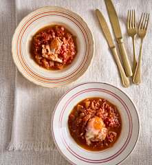 Tomatada com ovos escalfados
