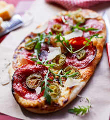 Flammkuchen mit Chorizo und Jalapeños