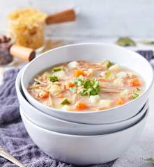 Caldo de pollo con fideos